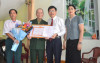 Đồng chí Nguyễn Tiến Hoạt, Phó bí thư Thường trực Đảng ủy, Giám đốc Trung tâm chính trị xã cùng đoàn đi thăm hỏi, động viên và trao tặng Huy hiệu Đảng cho các đảng viên được nhận Huy hiệu 65 năm tuổi đảng.